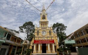 Nhà thờ hơn trăm tuổi, trầm mặc giữa Sài Gòn sôi động