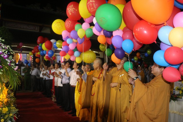 Tắm Phật là một lễ truyền thống (ảnh trên) và thả bong bóng tại Đại lễ Phật đản để cầu cho quốc thái dân an.