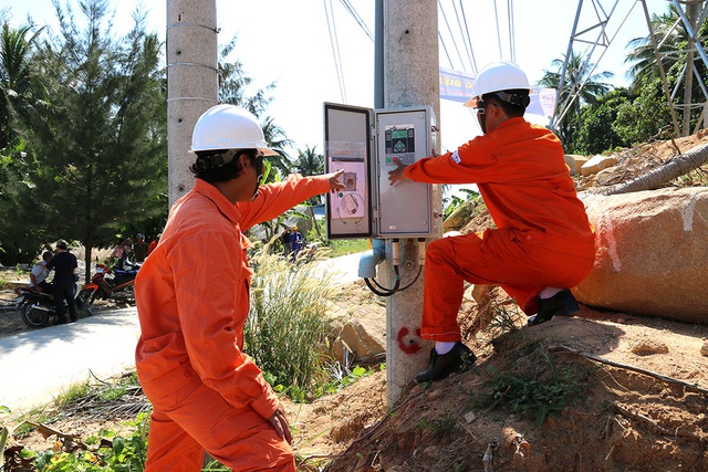 Nhân viên điện lực kiểm tra hệ thống điện trước khi đóng điện cho xã đảo Lại Sơn.