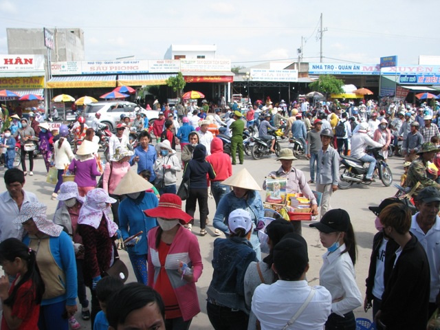 Bên ngoài cổng....