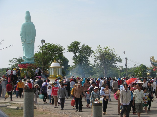 ... và bên trong khu Quán Âm ken kín người đi cúng viếng.