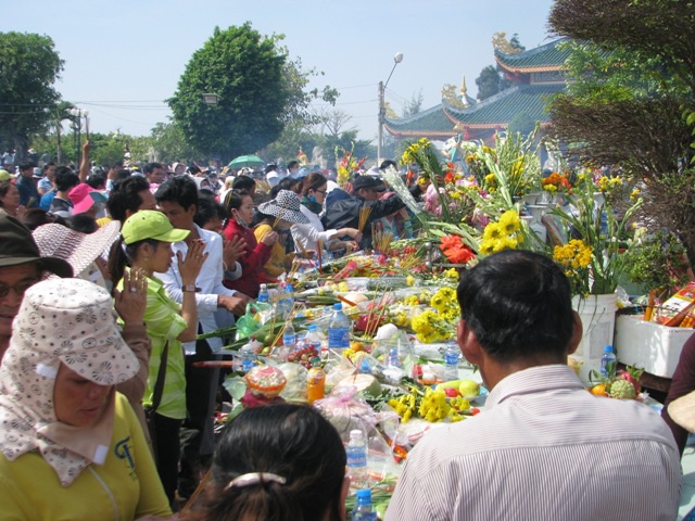 Trướng tượng Bà chật kín khách và bàn cúng cũng trở nên quá tải đồ lễ.