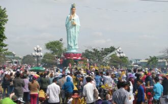 Rằm tháng Giêng, tấp nập khách vía “Mẹ Nam Hải”