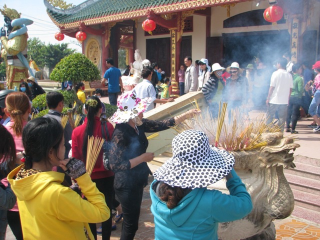 Rằm tháng Giêng, tấp nập khách vía “Mẹ Nam Hải” - 11