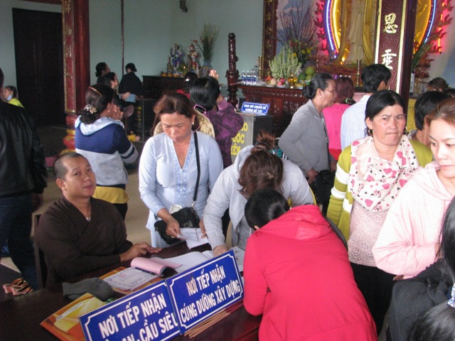 Khách hành hương tìm những tài liệu cầu an và gửi tấm lòng mong muốn có một năm mới tốt lành.