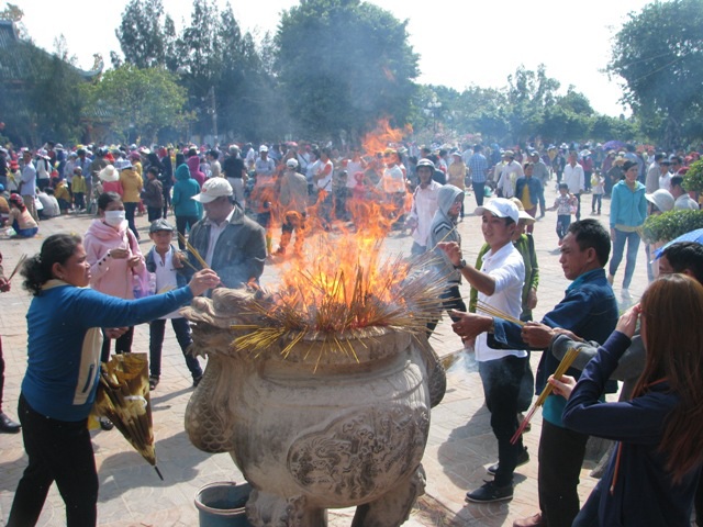  Quá tải lượng nhang được đốt lên nên làm lửa cháy ngùn ngụt khiến nhiều khách không dám tiếp cận để cắm nhang... 