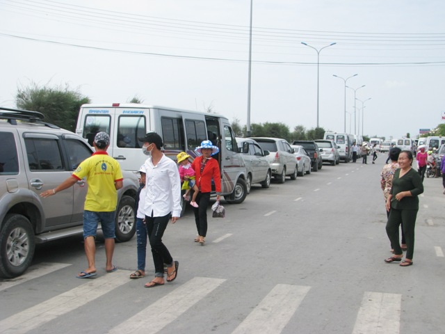 Hàng loạt xe ô tô của du khách đậu nối đuôi nhau ngay trước khu Quán Âm Phật Đài.