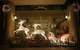 Không khí Giáng sinh rộn ràng đường phố Sài Gòn