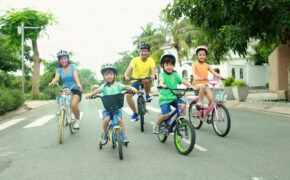 “Tuyệt chiêu” nuôi dạy con của hai gia đình nổi tiếng showbiz Việt