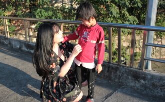 Chuyện cảm động về cô gái Hà Nội xinh đẹp từng bị kỳ thị vì nhận nuôi bé gái lở loét