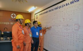 Những người âm thầm giữ nguồn sáng trong ngày Đại lễ