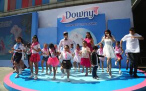 Mẹ con Trương Quỳnh Anh thích thú nhảy flashmob cùng các bạn thiếu nhi