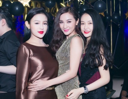 Dập tắt tin đồn chia tay, bà xã Tuấn Hưng rạng rỡ cùng bạn