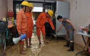 Thợ điện Thủ đô: Túc trực cùng người dân trong mưa