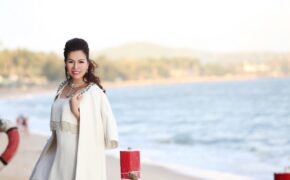 Hoa hậu Bùi Thị Hà thả dáng kiêu sa trước vẻ đẹp biển cả