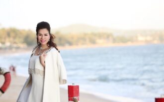 Hoa hậu Bùi Thị Hà thả dáng kiêu sa trước vẻ đẹp biển cả