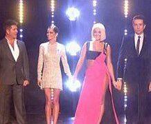 Hai nữ giám khảo The X Factor tưng bừng đọ sắc trên sân khấu