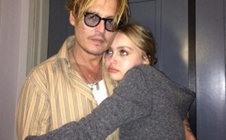 “Cướp biển” Johnny Depp lo “ngay ngáy” khi con gái càng lớn càng xinh đẹp