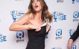 Người đẹp Anh hoảng hốt vì suýt tuột váy trên thảm đỏ