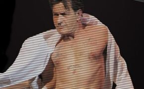 Tài tử nhiễm HIV Charlie Sheen bị lộ một loạt clip nóng