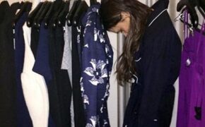 Victoria Beckham hài hước với ảnh làm giá treo quần áo