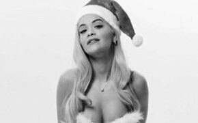 Ca sĩ 9x hở táo bạo với trang phục Giáng sinh