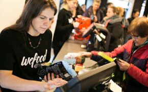 Kỳ lạ, hàng cận đát ở Đan Mạch bán nhanh hơn tôm tươi