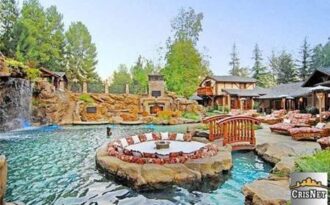 Ngất ngây trước dinh thự xa hoa hàng trăm tỉ đồng của Drake