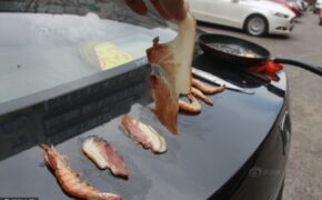 Nắng nóng kinh hoàng, dân nướng thịt, rán trứng trên… nắp capo ô tô