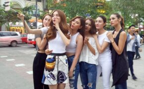 Team Hồ Ngọc Hà gây “náo loạn” phố đi bộ