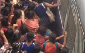 Sốc cảnh hỗn loạn, chen đẩy nhau lên tàu vào giờ cao điểm