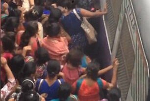 Sốc cảnh hỗn loạn, chen đẩy nhau lên tàu vào giờ cao điểm