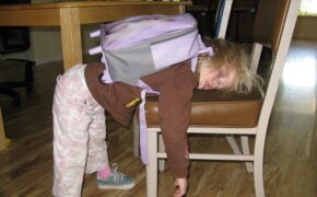 Ảnh hài hước về sự đối lập của phụ huynh và học sinh trong ngày đầu đi học