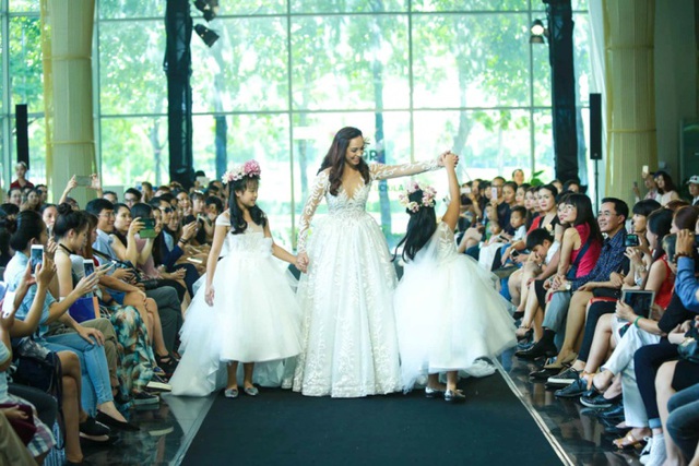 Sao Việt cùng con khuấy đảo sàn catwalk - 14