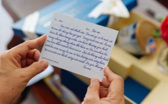 Ensure Gold trao tặng hàng ngàn món quà sức khỏe đến cha mẹ