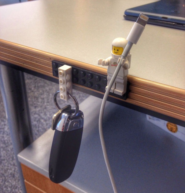 Những miếng ghép Lego cũ có thể tận dụng làm móc treo chìa khóa hay để giữ dây sạc.