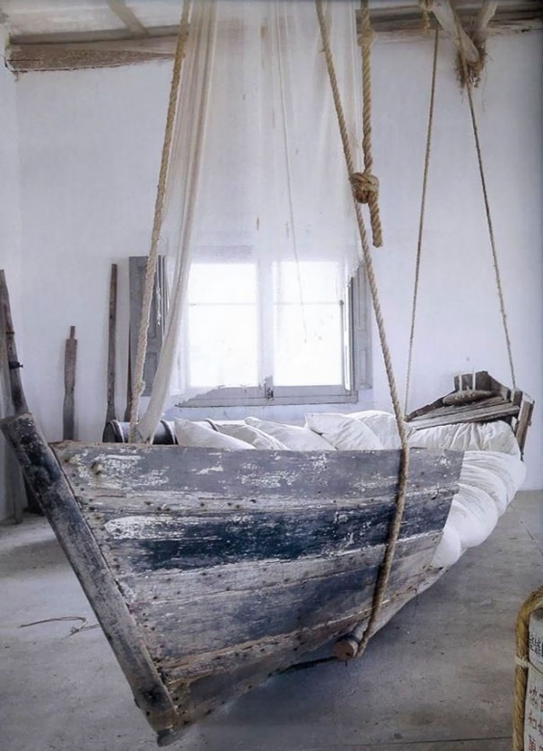 Phòng ngủ mang phong cách đặc biệt, in đậm dấu ấn chủ nhân khi họ tận dụng chiếc thuyền cũ làm giường ngủ.