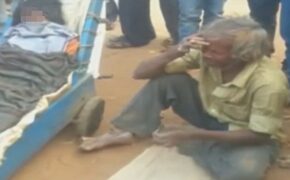 Không đủ tiền thuê xe, người đàn ông bật khóc tự đưa thi thể vợ về nhà