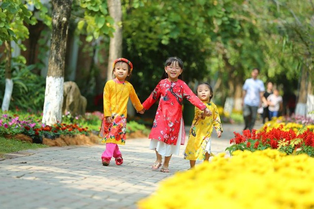 Toàn bộ các trục đường chính trong khu đô thị cùng các công viên mùa Xuân, mùa Hạ, mùa Thu đều khoác lên mình tấm áo choàng mới rực rỡ của nhiều loại hoa phong phú, độc đáo...