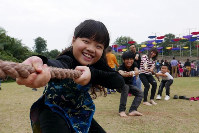 Những trò chơi truyền thống như: Kéo co, nhảy dây, ô ăn quan, xích đu, bịt mắt bắt vịt.... thu hút cả người lớn và trẻ em tham gia.