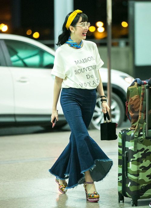 Angela Phương Trinh có màn xử lí chiếc quần jeans ống loe cực kì thành công. Cô nàng tô điểm cho trang phục bằng phụ kiện giày, băng đô, khăn cổ màu sắc, có thể nói, Bà mẹ nhí đang dần trở thành 1 trong những fashionista sành sỏi nhất trong mảng streetstyle.