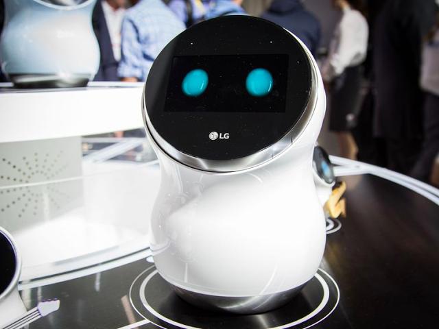 Hub Robot có thể thực hiện nhiều nhiệm vụ thông qua giọng nói hoặc đưa ra lời chào phù hợp với từng thành viên trong gia đình