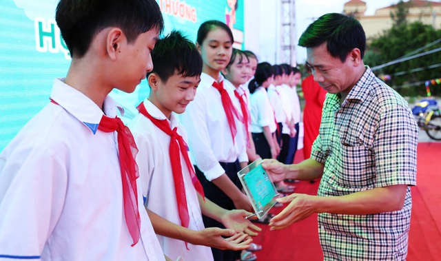 Đón Trung Thu, các bạn nhỏ Quảng Bình có thêm hàng trăm tủ sách, hàng ngàn đầu sách - 5