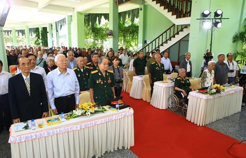 Hàng đầu từ trái qua: Ông Nguyễn Minh Đức, Ông Võ Văn Quận, Đại tá Nguyễn Văn Tàu