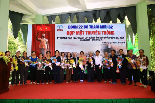 Nhân ngày 20/10, Hoa viên Nghĩa trang Bình Dương đã trao 20 phần quà cho các nữ quân nhân trong ngành tình báo Việt Nam.