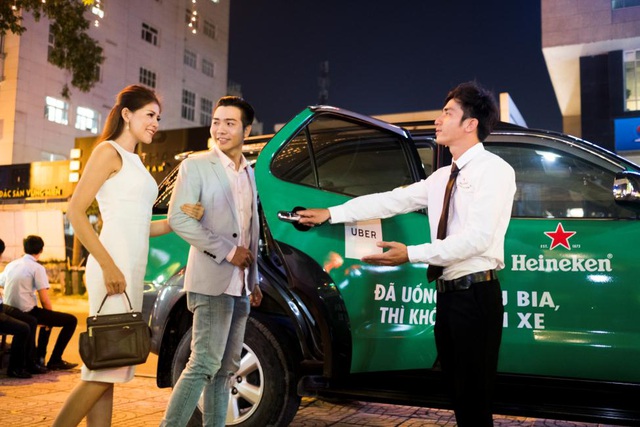 Những chiếc xe sang Green Ride chạy trên đường với logo của Heineken và Uber nhằm đem trải nghiệm đẳng cấp đến những người lựa chọn “Đã uống rượu bia thì không lái xe”