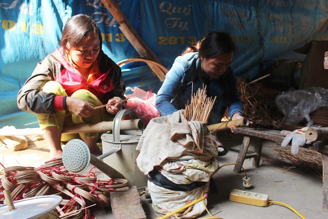 “Gia đình tôi cũng thường sản xuất theo đơn đặt hàng lớn. Cứ 4 – 5 ngày sẽ có 1 chuyến hàng, trung bình từ 40 – 50 chiếc. Mỗi tháng, số tiền thu về cũng xấp xỉ cả trăm triệu đồng. Toàn bộ nguyên liệu làm lồng chim ở đây được xử lý tự nhiên, không qua hóa chất và chế tác bằng tay nên hoàn toàn “ăn đứt” lồng của các nơi khác. Nếu người chơi biết giữ gìn, lồng có thể dùng đến chục năm không hỏng”, ông Bồng nói.