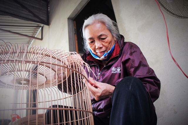 Nhiều người làng cho rằng, thợ làm lồng chim không chỉ có sự khéo léo mà còn phải hiểu biết về hình dáng, tập tính sinh hoạt của từng loài thì mới làm nên những chiếc lồng vừa vặn, phù hợp.