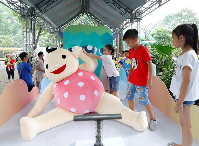 Mô hình Domino khổng lồ kèm các mascot được thiết kế khá sinh động và đầy màu sắc