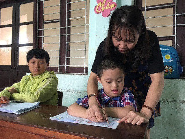 Với tình thương với các em học sinh khuyết tật, các cô giáo luôn kiên trì, nỗ lực hết mình để dìu dắt học sinh vươn lên, hòa nhập cộng đồng (Ảnh: Tiến Thành)